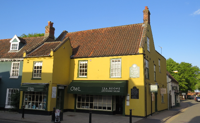 A cute yellow structure in Holt